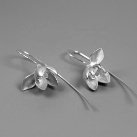 Flower-Silver-Dangle-latest-gold-earring-designs (6)